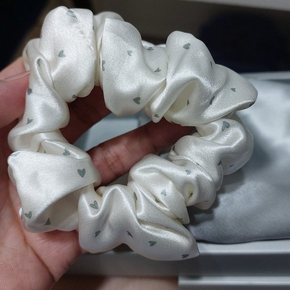 BLISSY 100% Mulberry Silver Silk Standard Pillowcase and Heart Scrunchie SET - Picture 6 of 8